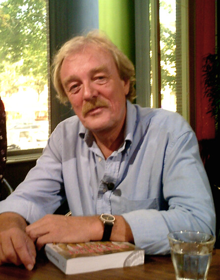 Midas Dekkers in de boeken studio